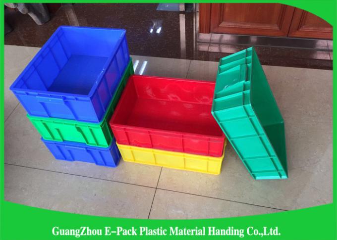 Rechteck, das große Plastikmagazine, große Plastikbehälter