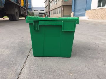 Gelbe Plastikvoorratsbehälter befestigten die Deckel, die für Transport gestapelt wurden