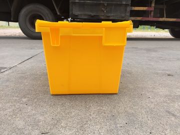 Gelbe Plastikvoorratsbehälter befestigten die Deckel, die für Transport gestapelt wurden