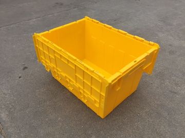 Gelbe Plastikvoorratsbehälter befestigten die Deckel, die für Transport gestapelt wurden